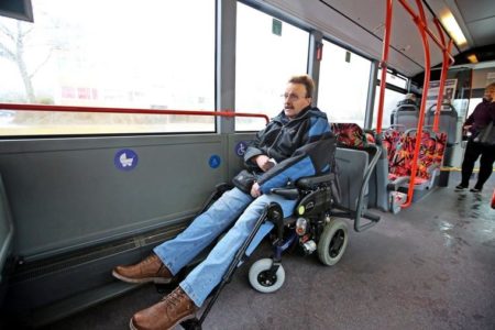 Im Bus braucht Detlef Huhnholt viel Platz für seine Beine. Quelle: Boris Baschin