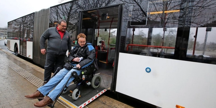 Rollstuhl-Check: Detlef Huhnholt testete für die WAZ, wie barrierefrei das Busfahren in Wolfsburg ist, Quelle: Boris Baschin