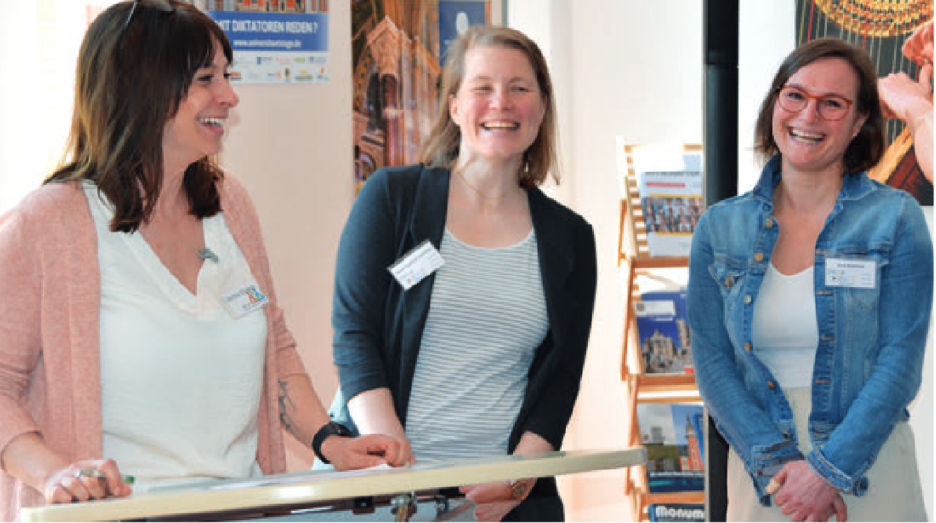 Die BIT Vorsitzende Janine Ehrlich stellte die Beraterinnen Anne Kathrin Salefsky und Brid Rethfeld (von links) vor, die in Helmstedt anzutreffen sind. Foto: Katja Weber-Diedrich